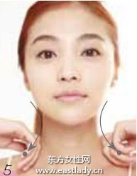 妝前按摩消除水腫并改善膚色