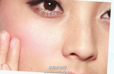 月牙形腮紅提升面部光澤感
