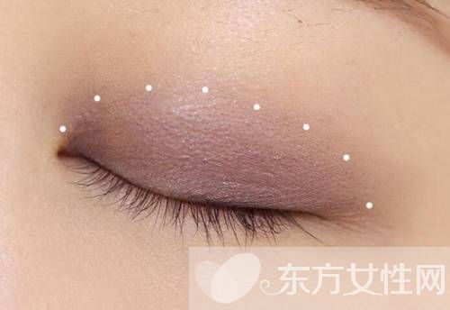 想要年會趴體出彩 只要學會這款小煙熏妝就夠了