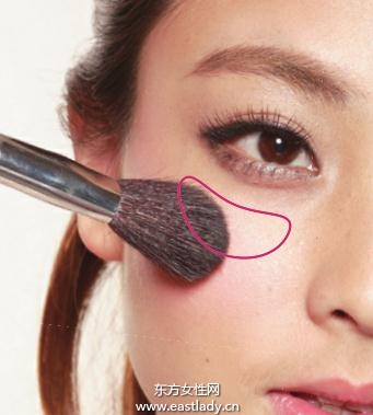 月牙形腮紅提升面部光澤感