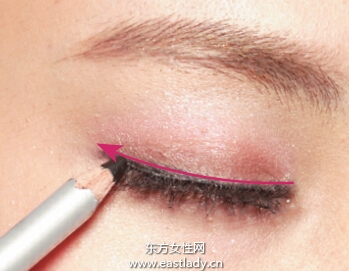 描繪柔和粉棕色眼妝