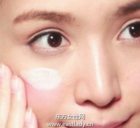 粉餅+遮瑕筆打造無瑕妝容