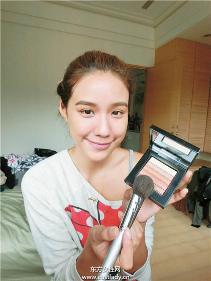 美妝達(dá)人分享偽素顏化妝技巧