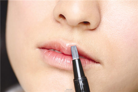 運用唇膏與工具搭配橘紅勾勒性感雙唇