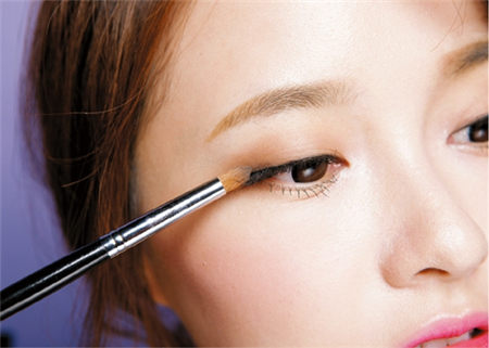 膚色分冷暖 眼妝畫法大不同