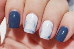 時尚的暈染美甲自然少不了寶藍色