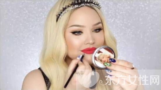 如何用唇釉打造完美唇妝 跟她學準沒錯