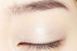 秋冬美妝秀精彩預告 銀色眼妝與肌膚的完美呈現(xiàn)