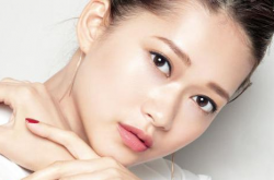 想要年會趴體出彩 只要學(xué)會這款小煙熏妝就夠了