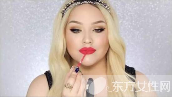 如何用唇釉打造完美唇妝 跟她學準沒錯