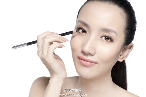 四個小秘訣 讓你一分鐘搞定精致內(nèi)眼線