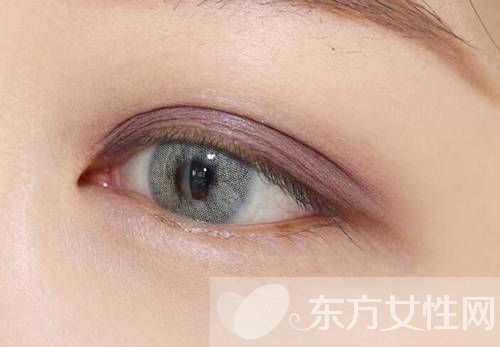 想要年會趴體出彩 只要學會這款小煙熏妝就夠了