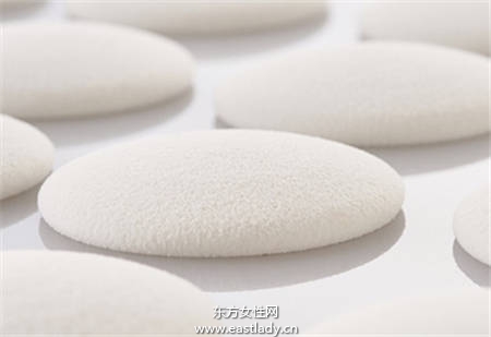 夏天脫妝好煩惱 正確補(bǔ)妝保持肌膚水潤