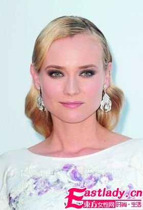 學(xué)明星打造健康立體煙熏妝