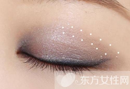 想要年會趴體出彩 只要學會這款小煙熏妝就夠了