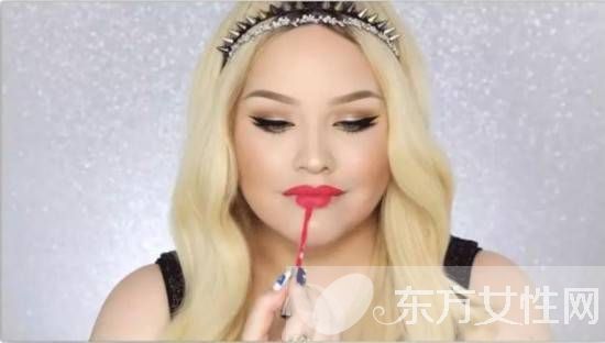 如何用唇釉打造完美唇妝 跟她學準沒錯