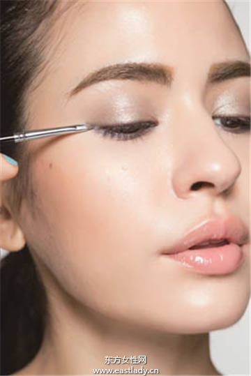 彩妝點綴讓心情瞬間轉(zhuǎn)換到「假期模式」