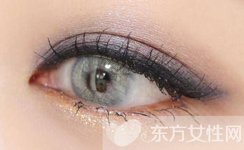 想要年會趴體出彩 只要學會這款小煙熏妝就夠了