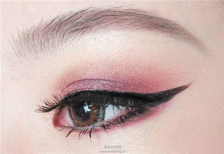 簡單小技巧畫出漂亮又對稱的眼線