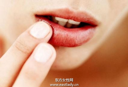 挽救水潤雙唇護理方法