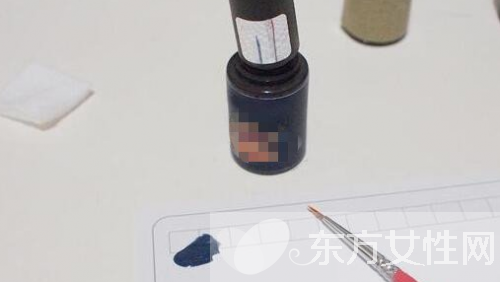 時(shí)尚的暈染美甲自然少不了寶藍(lán)色