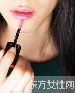 咬唇妝早Out了 快來(lái)學(xué)學(xué)時(shí)下最in的染唇妝吧