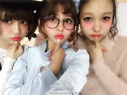 韓妞也愛用腮紅 太妍腮紅妝秀嫵媚姿態(tài)