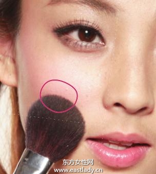 月牙形腮紅提升面部光澤感