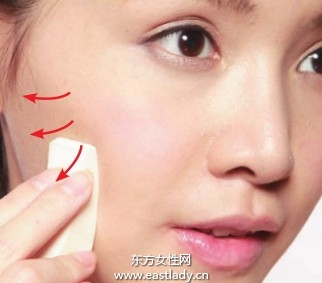 粉餅+遮瑕筆打造無瑕妝容