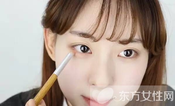 減齡扮嫩學(xué)生妝 簡(jiǎn)單修飾讓你青春氣息爆棚