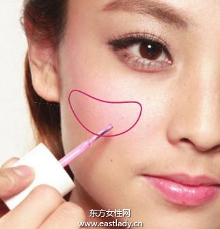 月牙形腮紅提升面部光澤感