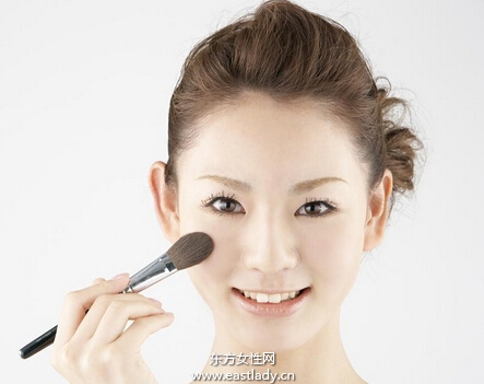 戶外光線下的化妝技巧