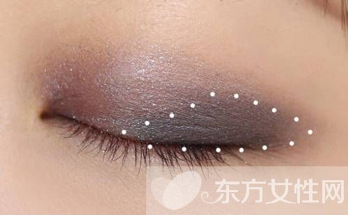 想要年會趴體出彩 只要學會這款小煙熏妝就夠了