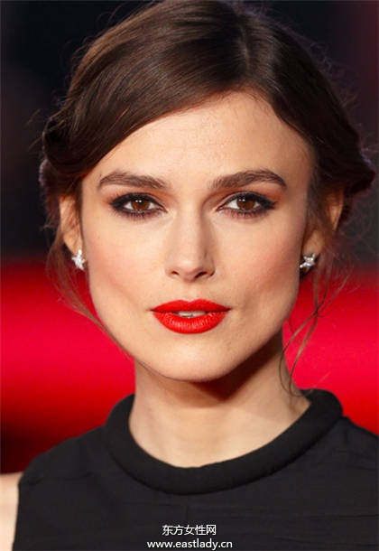 眼妝就應(yīng)該這樣畫 歐美女星親身示范不同眼型眼妝的畫法