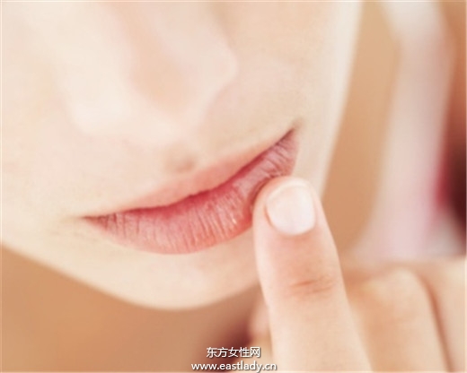 想跟莉莉柯林斯一樣正 簡(jiǎn)單5步驟駕馭紫色唇膏