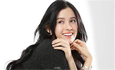 運(yùn)用唇膏與工具搭配橘紅勾勒性感雙唇