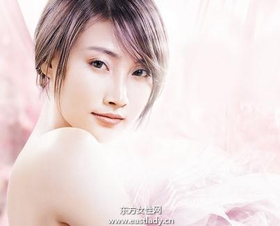 使用粉底營造時(shí)髦感妝容