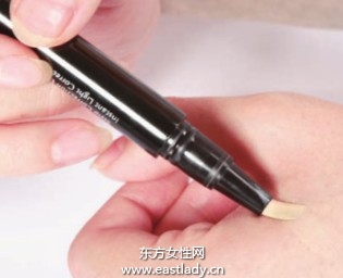 粉餅+遮瑕筆打造無瑕妝容