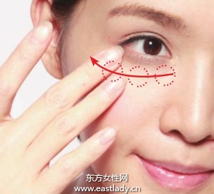 粉餅+遮瑕筆打造無瑕妝容