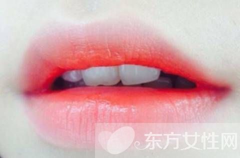 咬唇妝早Out了 快來(lái)學(xué)學(xué)時(shí)下最in的染唇妝吧