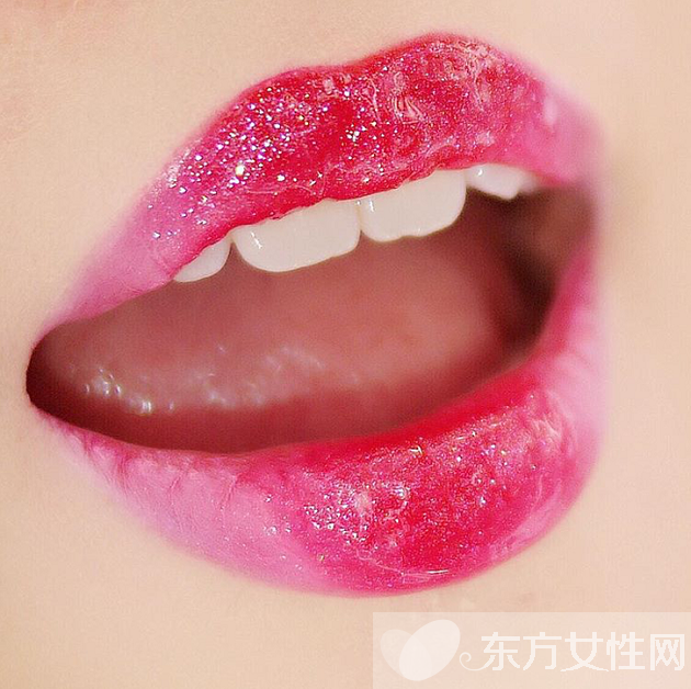 學(xué)秀智打造糖果色玻璃唇 唇紋一抹都不見