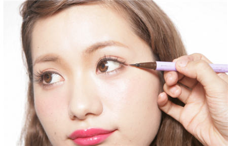 下垂眼線日韓女星必畫眼線