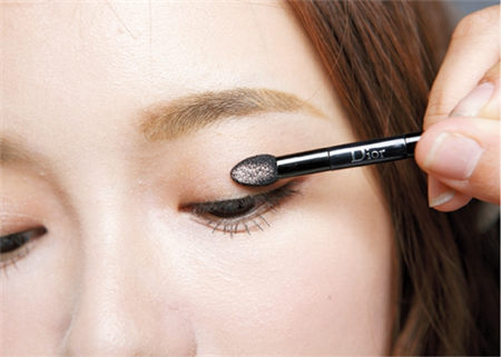 膚色分冷暖 眼妝畫法大不同