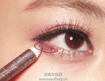 描繪柔和粉棕色眼妝