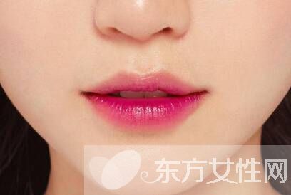 咬唇妝早Out了 快來(lái)學(xué)學(xué)時(shí)下最in的染唇妝吧