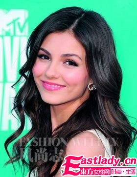 學(xué)明星打造健康立體煙熏妝