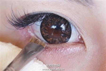 用眼睛勾走男人 簡單眼妝的畫法營打造出萌感女主角眼妝