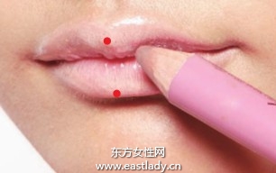 圓潤唇型搭配粉嫩唇色提升甜蜜氣息