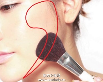 強(qiáng)調(diào)骨骼結(jié)構(gòu)的腮紅畫(huà)法