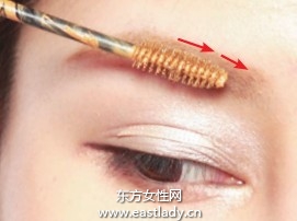 用染眉膏調(diào)整色調(diào)展現(xiàn)柔軟質(zhì)感